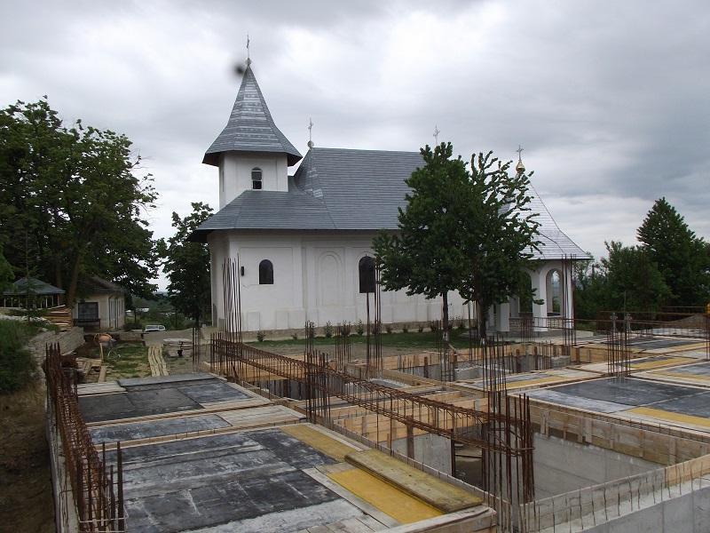 Biserica - vedere exterioară
